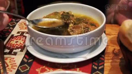 女人在餐馆里吃羊肉汤。 Piti汤，阿塞拜疆民族菜视频