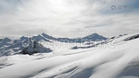 鸟瞰冬山景观.. 埃尔布鲁斯南部度假胜地积雪覆盖的岩石斜坡视频