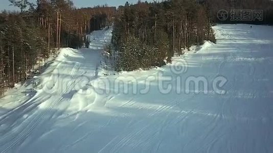 鸟瞰：滑雪者沿着斜坡行驶视频