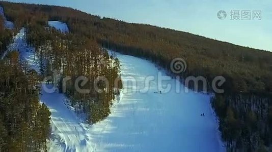 鸟瞰：滑雪者沿着斜坡行驶视频