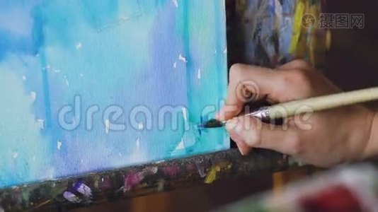 年轻的女艺术家用水彩画画图画，并在最后的特写上写上她的签名视频