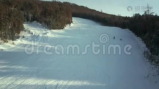 鸟瞰：滑雪者沿着斜坡行驶视频
