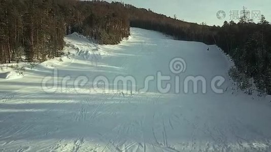 鸟瞰：滑雪者沿着斜坡行驶视频