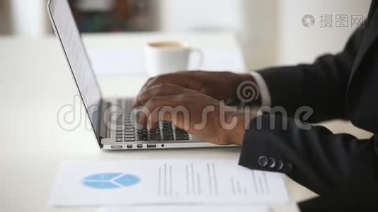 办公室桌上的黑色男性手在电脑键盘上打字视频