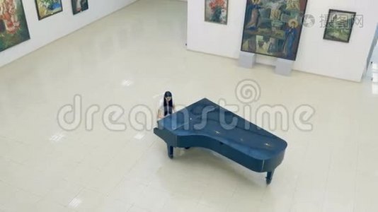 在画廊弹钢琴的女人视频