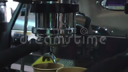咖啡机将咖啡倒入纸杯。视频