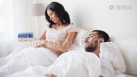愤怒的女人醒来的男人睡在床上视频
