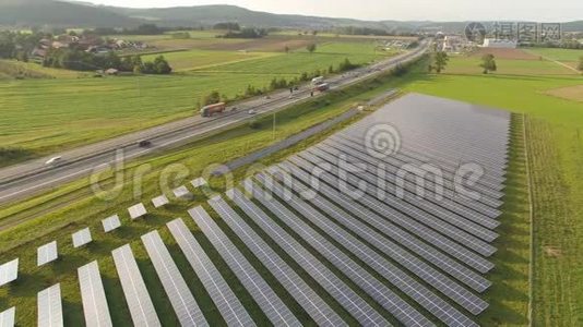 农业景观公路旁太阳能发电厂的无人机天线视频