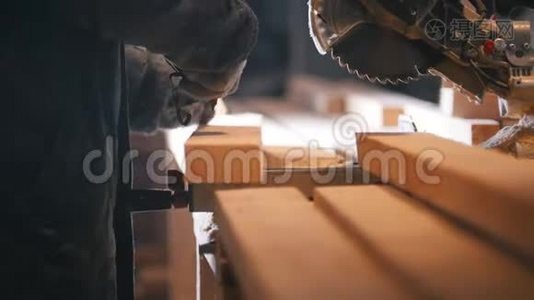 细木工用圆锯锯木板的工人视频