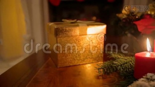 客厅的桌子上摆放着圣诞礼物和蜡烛视频