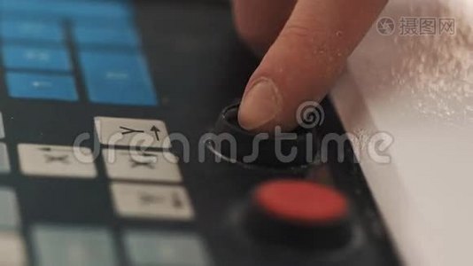 手指按下控制面板上的按钮，直到闪烁视频