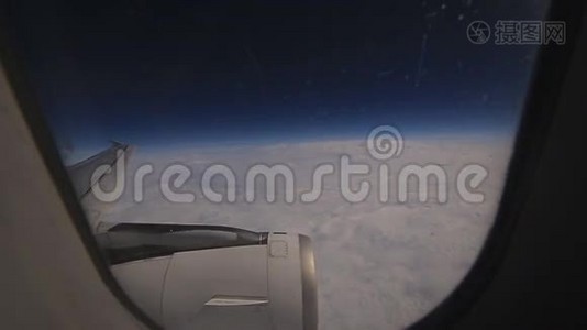 从飞机内部的视野正在云层上方飞行视频