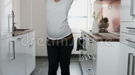 孕妇在厨房跳舞视频