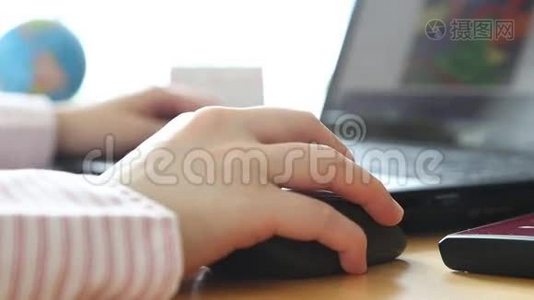 女人在互动网站上浏览视频