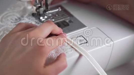 裁缝在缝纫机上缝制内衣、线和花边、手工内衣和衣服、缝纫机视频