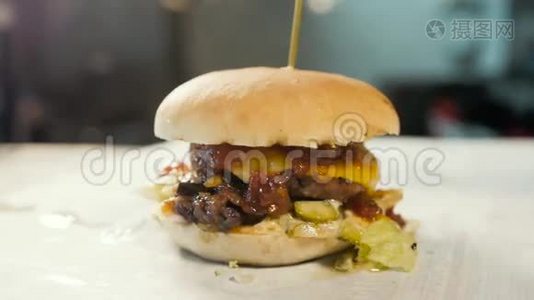 有厨房背景的芝士汉堡，美味的汉堡视频