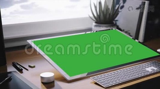 绿色屏幕电脑。 办公室里的电脑和键盘。 绿色屏幕画面视频