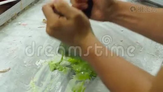亚洲夜市手工制作水果冰淇淋的过程视频