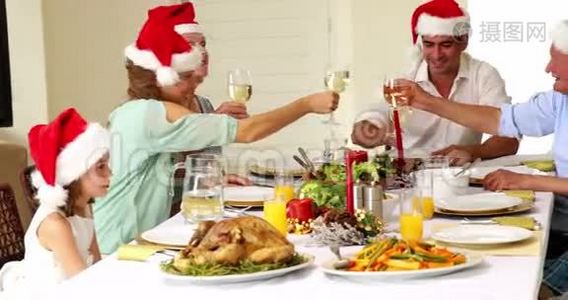 一家人在圣诞晚餐上品尝美食视频