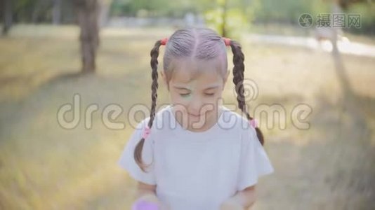 一个可爱的女孩的肖像画在霍利节的颜色。视频