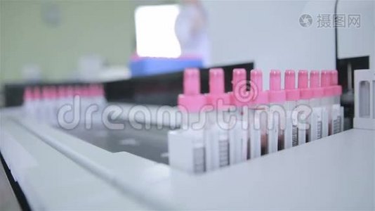 制药设备。 自动医疗输送机分析血样。视频