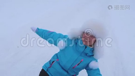 快乐的女孩滑过雪橇上的雪。 冬天在公园里玩圣诞假期的女孩。 美丽的年轻女子视频