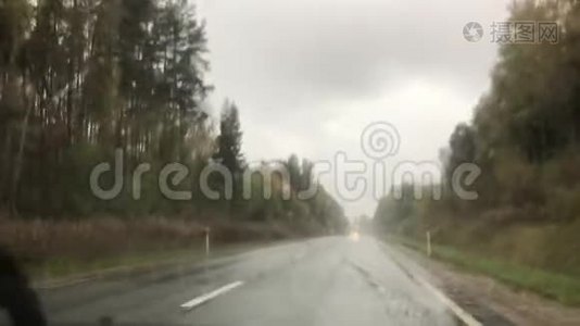 车内，雨天.视频