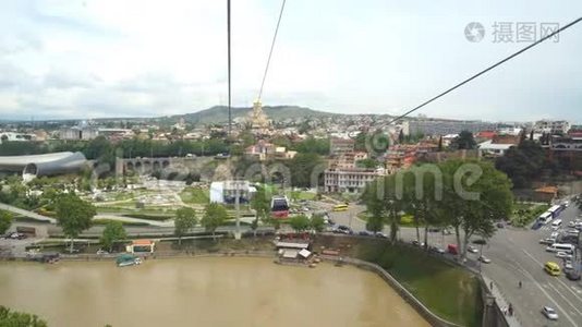 从格鲁吉亚第比利斯的Sololaki山顶俯瞰旧城镇屋顶和库拉河。视频