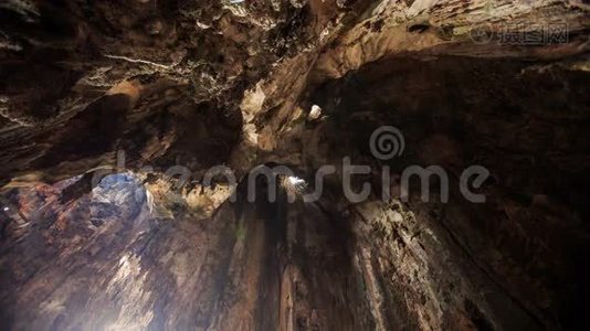 巴图洞穴内有太阳射线的暗礁的内部景观视频