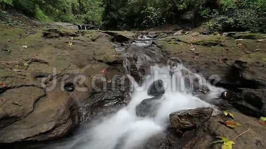 高清晰度长时间曝光电影与音频涌水声音在Rock CreekClackamas俄勒冈州1080p视频