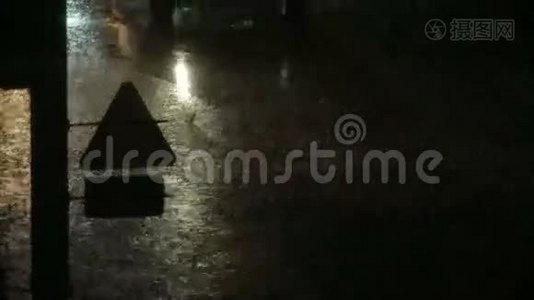 雨中汽车在潮湿的道路上行驶视频