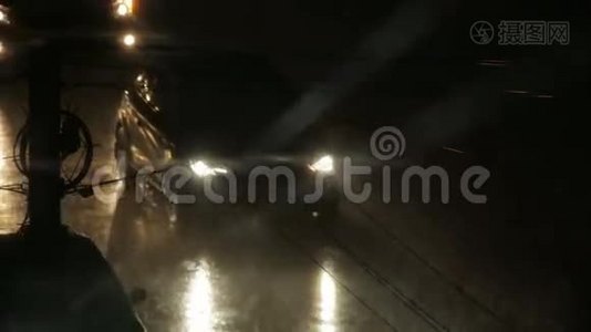 雨中汽车在潮湿的道路上行驶视频