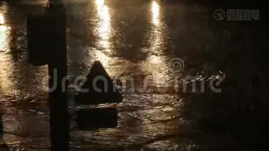 雨中汽车在潮湿的道路上行驶视频