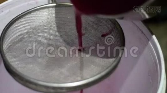 传统的粗制原酒方法，用筛分离果汁处理果汁视频