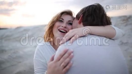 快乐的年轻女人亲吻她英俊的男朋友视频
