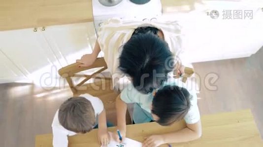 妈妈在厨房里帮两个儿子用纸笔画视频