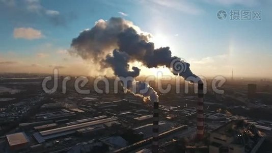 环境污染：有烟的管道.. 空中景观视频