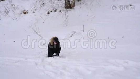 少年扔出新鲜的雪。 这个男孩在冬天很高兴。 冬季阴天。视频