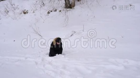 少年扔出新鲜的雪。 这个男孩在冬天很高兴。 冬季阴天。视频