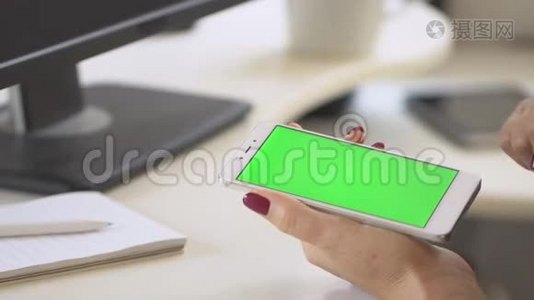 商务女性使用智能手机观看绿屏手机浏览色度键在线观看享受视频