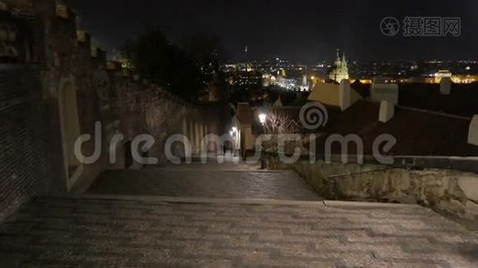 沿着布拉格城堡的夜景漫步视频