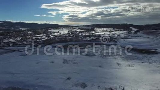 冬季山村和工业区的鸟瞰图视频