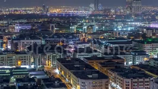 阿联酋迪拜，具有典型建筑物夜间时间推移的Deira居民区的鸟瞰图视频