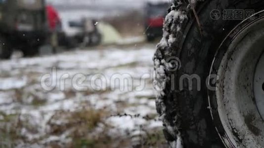 雪和草上有大踏步的车轮，动作缓慢视频