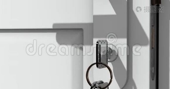 一个带有钥匙的白色门的动画。视频