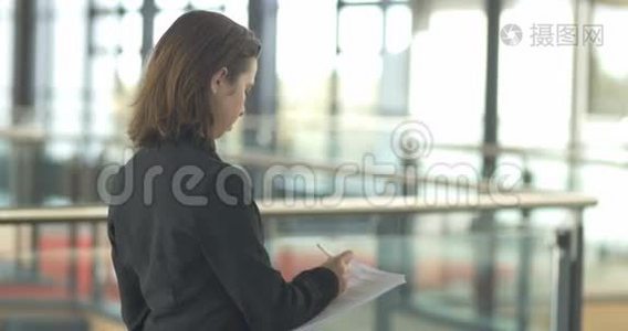 职业企业女性，在办公楼写作视频