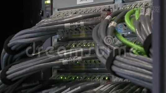 连接强大服务器计算机的数据电缆视频