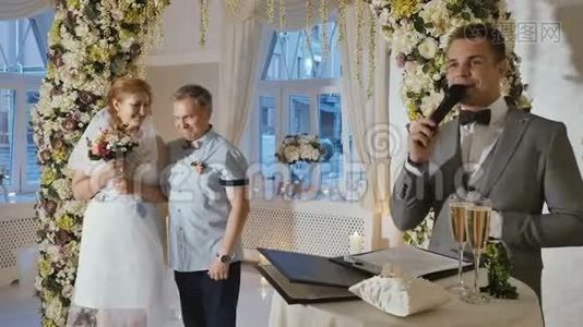 快乐的成年夫妇结婚了视频
