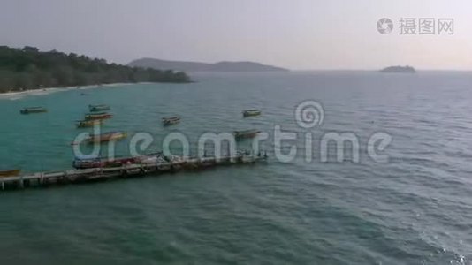 柬埔寨Koh Rong岛Sok San村的空中景观，码头、船只、透明水和自然视频