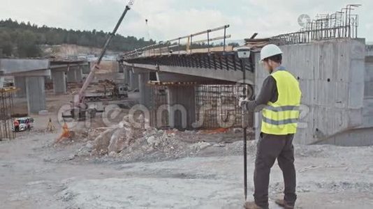 在大型建筑工地使用GPS测量装置的建筑工程师视频